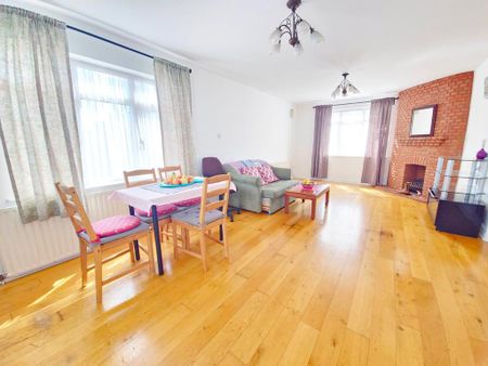 4 bedroom end of terrace house to rent - Photo 2