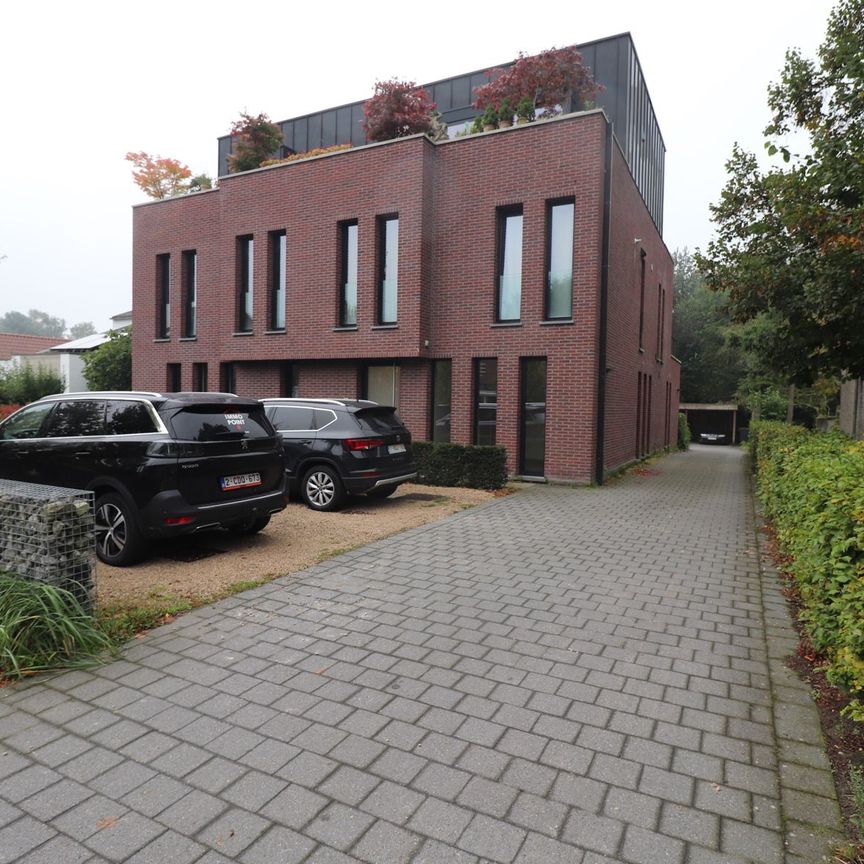 Gelijkvloers 2-slaapkamerappartement met ruim terras, carport en berging. - Photo 1