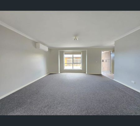 2/29 Lady Penrhyn Drive, Wyndham Vale, Vic 3024 - Photo 2