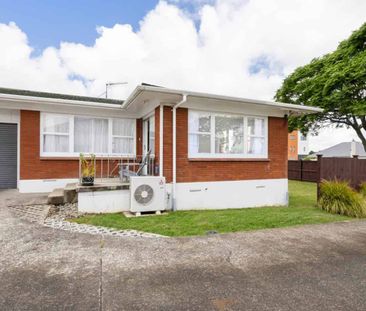 A hop, skip and a jump to the buzzing township... - Photo 1