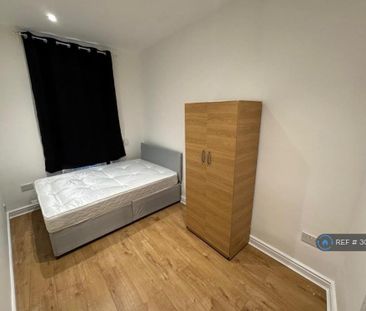 1 bedroom in a flat share to rent - Photo 4