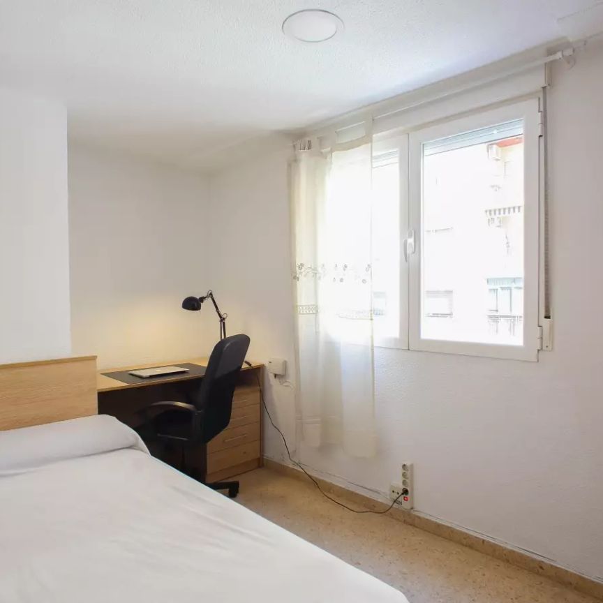 Room in a shared 5-bedroom apartment for rent in Ciutat Jardí - Photo 1