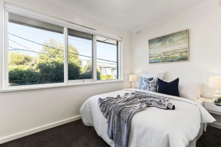 Spacious First-Floor Apartment in Boutique Ripponlea Block- WATER INCLUDED ON RENT! - Photo 5
