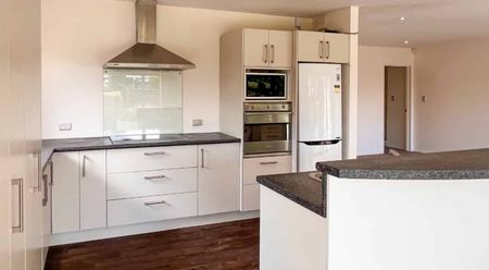 Space and location! 4 bedroom in Ilam - Photo 2