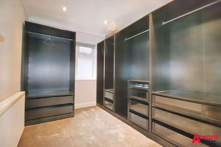 Tudor Gardens, Upminster, RM14 - Photo 2