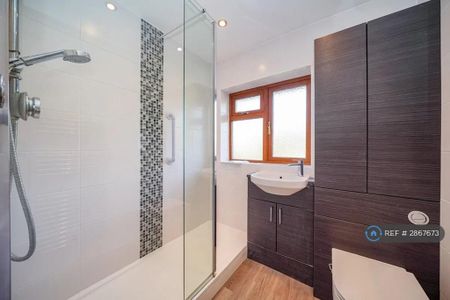 3 bedroom semi-detached house to rent - Photo 3