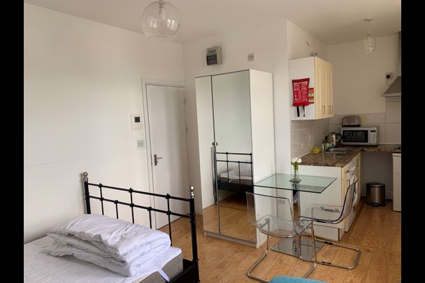 Studio Flat, Bowes Road, N11 - Photo 1