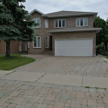 A private bedroom with a private bathroom available now - Photo 4