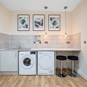 The 'It's Bigger On The Inside' Property Studio 1 - Photo 3