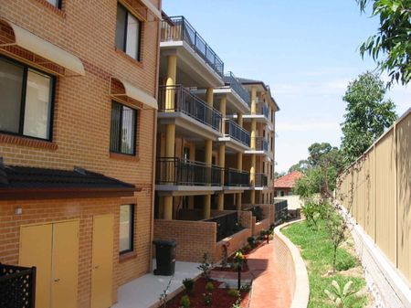 Spacious Ground Floor 2 Bedroom Unit - Close To All Amenities - Photo 2