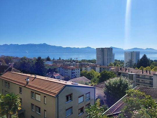 Beautiful 3.5 pcs completely renovated with clear view of the lake - Photo 1