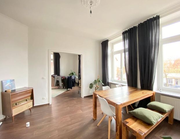 Renovierte 4-Zimmer-Altbauwohnung in zentraler Lage - Foto 1