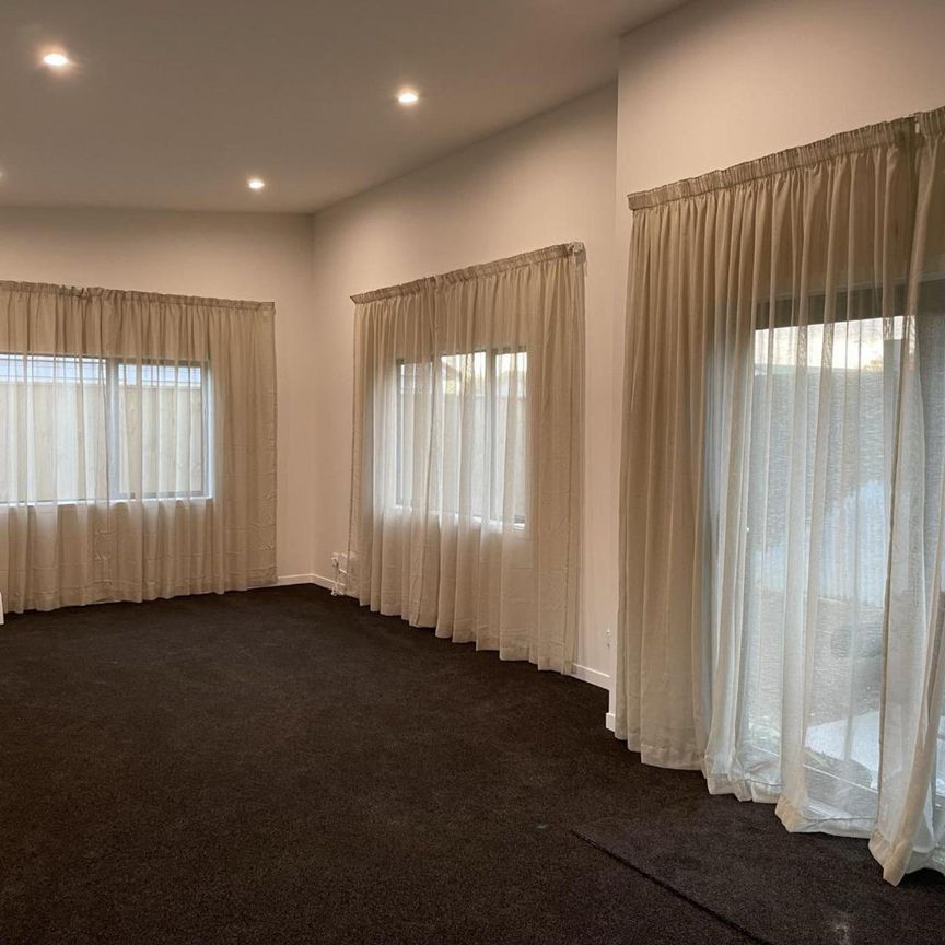 WOW on Worcestor! - Photo 1