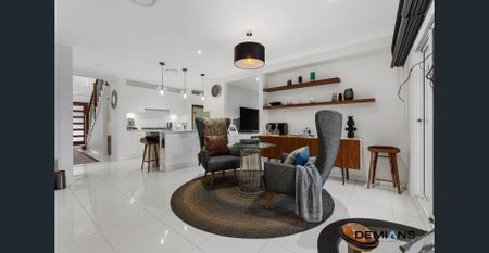 Uniquely crafted - This is 23 Conlon. The master is downstairs, and the top level brings a big scene. This kind of floor plan is hardly ever seen. - Photo 4