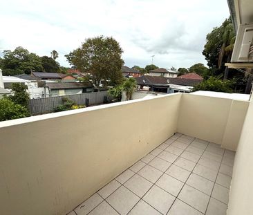 2 BEDROOM UNIT LOCATED CLOSE TO ALL AMENITIES - Photo 3