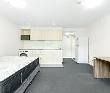 Chic executive living, convenient lifestyle setting - Photo 3