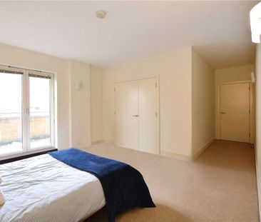 1120 sq ft modern apartment close to Tobacco Dock with private balc... - Photo 5