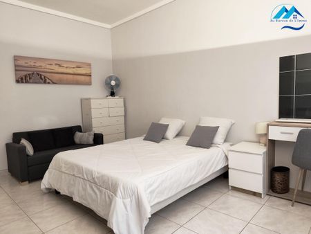 Location Appartement 3 pièces 78m² MARSEILLE 8ème - Photo 2