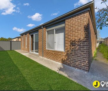 Spacious Family Home with Sunroom in Prime Craigieburn Location – $... - Photo 6