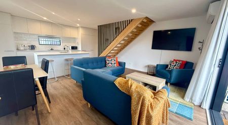 FULLY FURNISHED IMMACULATE MODERN TOWNHOUSE IN QUIET CULDESAC - Photo 3