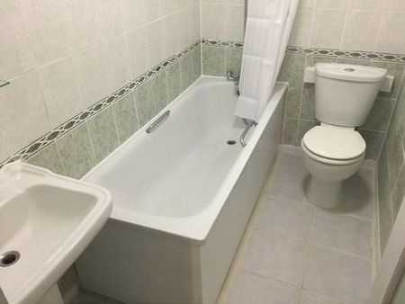 2 Bed Flat, Pittman Gardens, IG1 - Photo 4