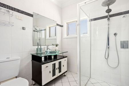 Beautifully Refreshed 3 Bedroom Home - Photo 5