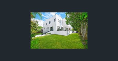 EXCEPTIONAL FAMILY HOME IN EPPING - Photo 3