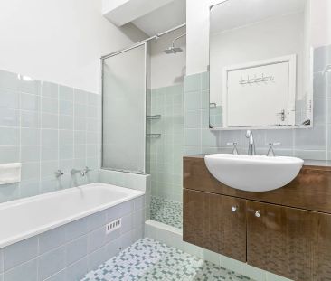 Prime Lindfield location with double lock-up garage. - Photo 3