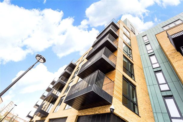 A fabulous two bedroom, two bathroom apartment situated moments from Southside Shopping Centre and Wandsworth Town. - Photo 1