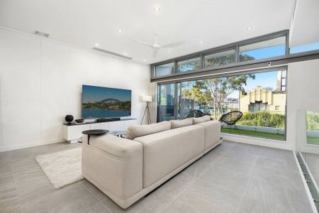 Luxurious Waterfront Residence on the Shores of Blackwattle Bay&comma; Tranquil Cul-De-Sac Enclave - Photo 3