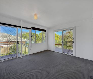 FRESHLY PAINTED, 3 BEDROOM FAMILY HOME! - Photo 4