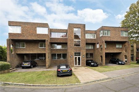 Spacious first floor apartment with two bedrooms a balcony overlooking the communal gardens - Photo 3