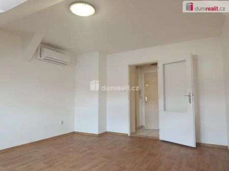 Pěkný podkrovní byt 1+kk, Praha 10 - Strašnice - Photo 3