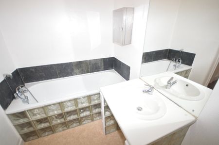 3 Bed Terraced House, Masterman Road, E6 - Photo 5