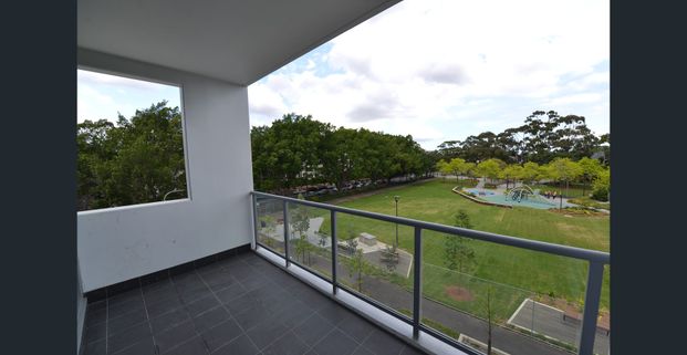 Beautifully Acquired Two Bedroom, Two Bathroom Split level Apartment with Stunning views with Split Air Conditioning - Photo 1