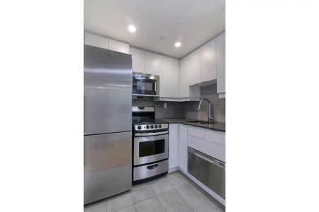 3455 Aylmer — 1 Bedroom - unit 207 - Photo 3