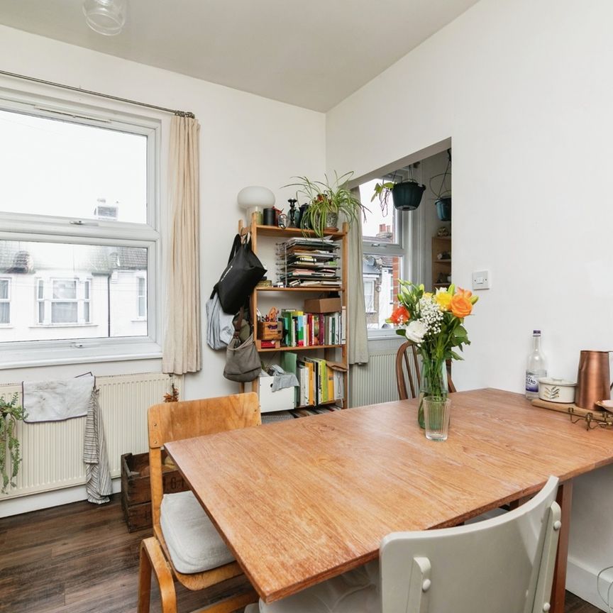 2 Bed Flat, Myrtle Road, E17 - Photo 1