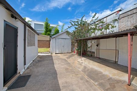 Charming Two-Bedroom House - Photo 4