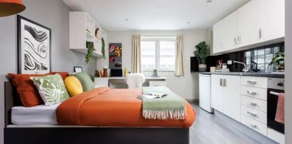 Medium High Double Ensuite: Three Bed Flat - Photo 2