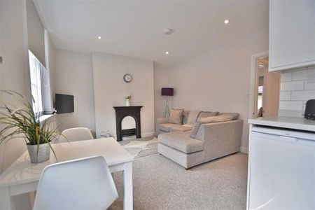 2 bedroom flat to rent - Photo 2
