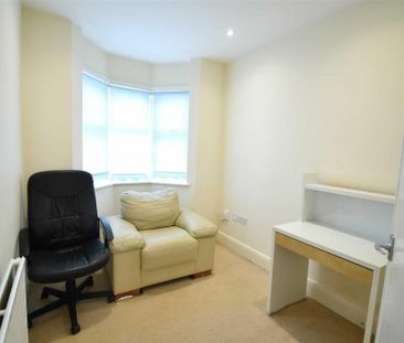 4 bedroom semi-detached house to rent - Photo 2