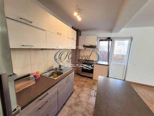 Inchiriere triplex retras de la strada cu curte si parcare i - Fotografie 1