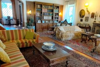 Ardeatina-Divino Amore: Quiet, charming rustic villa, big and well-curated garden, 3 beds, 1 study, 3 baths, living room, kitchen, with terraces , AC and parking space. Ref 2322