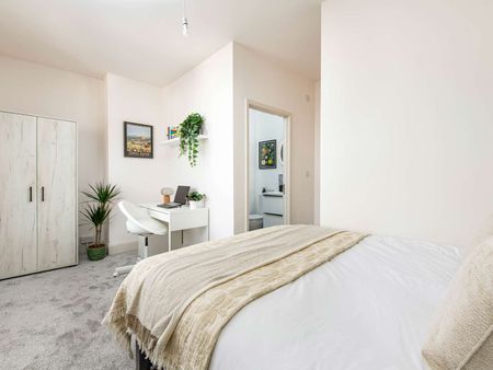 Beautiful 4 Bedroom Property Bedroom 1-En-suite - Photo 3