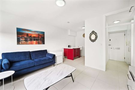 Beautiful modern 1 bedroom apartment, immaculately presented and beautifully furnished. With concierge and stunning roof top terrace. - Photo 4
