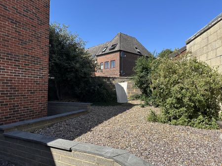 1 bedroom in a house share to rent - Photo 5