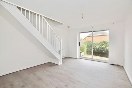 Terraced House to rent - Philimore Close, London, SE18 - Photo 2