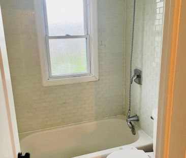 For Lease - 374 East 16th Street Unit# Main Fl, Hamilton, Ontario - Photo 4