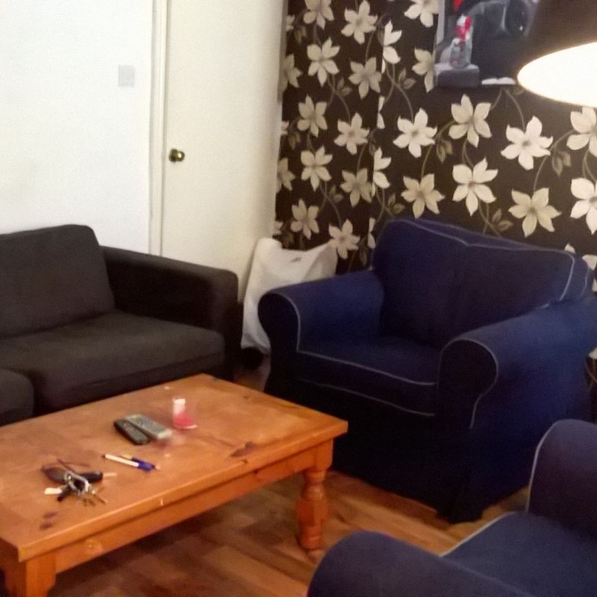 COSY HOUSE SHARE RIGHT BY CITY CENTRE/ASDA/ALL MALES - Photo 2