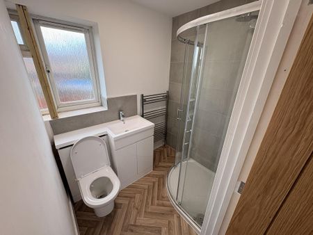 1 bedroom in a house share to rent - Photo 4
